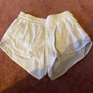 Lululemon hotty hot 2.5” shorts